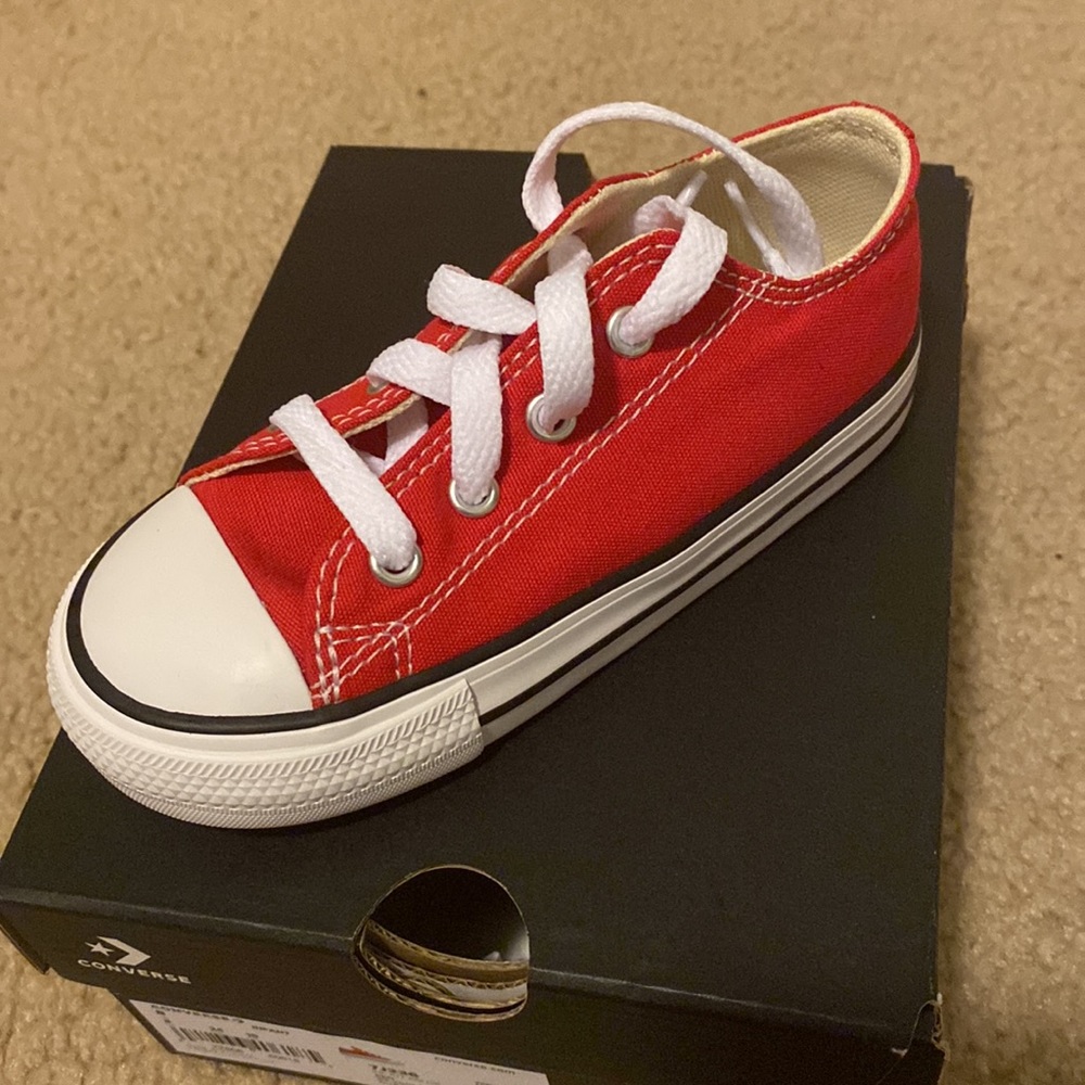 BRAND NEW Kids Converse - Picture 4 of 5
